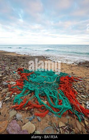 Les filets de pêche,pierres et débris, échoués sur la plage à Co.Cork, Irlande Banque D'Images