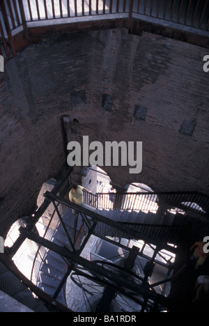 Les femmes à l'intérieur de l'Escalade en colimaçon Torre dei Lamberti Verona Banque D'Images