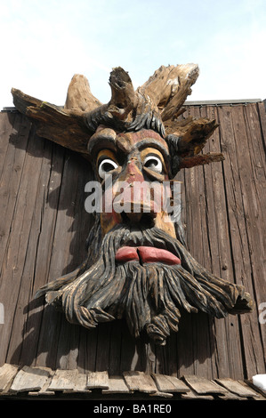 Une sculpture en bois dans une souche d'arbre d'un homme barbu Banque D'Images