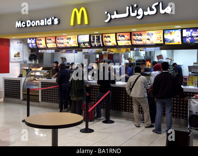 Mc Donalds magasin dans l'aéroport de Dubaï Banque D'Images