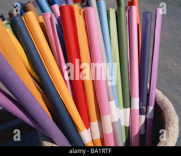 Rouleaux de papier colorés empilés Banque D'Images
