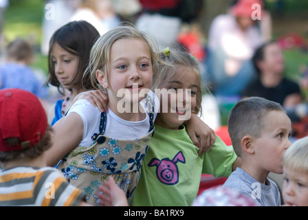 Les enfants participent à chanter au programme Parc Chautauqua à Boulder Banque D'Images