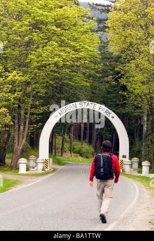 Backpacker dans l'entrée de Moran State Park - Orcas Island, Washington Banque D'Images