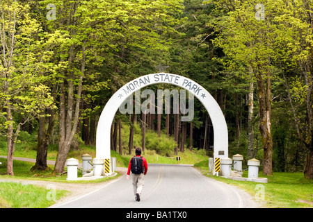 Backpacker dans l'entrée de Moran State Park - Orcas Island, Washington Banque D'Images