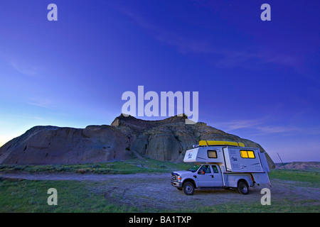 Camping-à Castle Butte au crépuscule dans les Big Muddy Badlands du sud de la Saskatchewan, Canada Banque D'Images