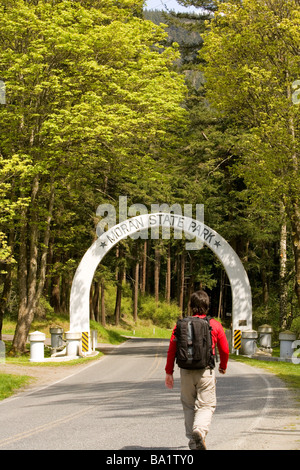 Backpacker dans l'entrée de Moran State Park - Orcas Island, Washington Banque D'Images