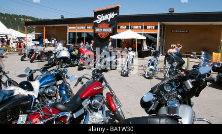 Des dizaines de motos garées devant le concessionnaire Harley Davidson Sturgis Motorcycle Rally annuel durant le Dakota du Sud USA Banque D'Images