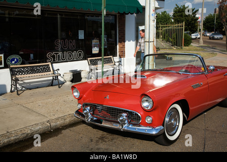 1956 Ford Thunderbird garées en face de Sun Studios d'enregistrement à Memphis. Studio d'enregistrement d'Elvis Presley et le lieu de naissance Banque D'Images