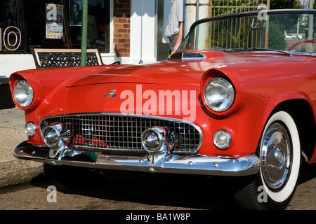 1956 Ford Thunderbird garées en face de Sun Studios d'enregistrement à Memphis. Studio d'enregistrement d'Elvis et le lieu de naissance de Rock Banque D'Images