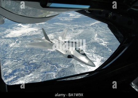 Un F-22 Raptor de banques un KC-135 Statotanker pendant une opération de rechargement. Banque D'Images