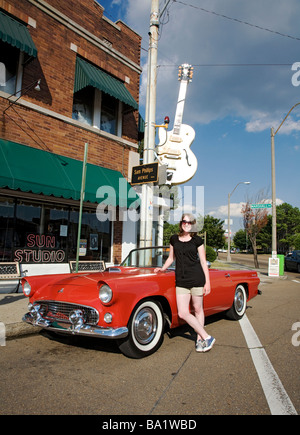 Modèle féminin debout à côté d'un 1956 Ford Thunderbird garées en face de Sun Studios d'enregistrement à Memphis TN Accueil d'Elvis et Ro Banque D'Images