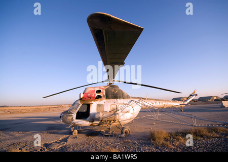 Génie, de l'Iraq - Un hélicoptère Mi-2 est assis sur le pont abandonné au Camp Warhorse. Banque D'Images