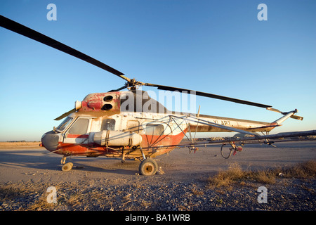 Génie, de l'Iraq - Un hélicoptère Mi-2 est assis sur le pont abandonné au Camp Warhorse. Banque D'Images