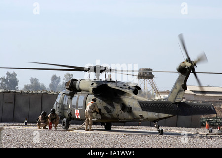 Génie, de l'Iraq - Un UH-60 Blackhawk hélicoptère Medivac ravitaille au Camp Warhorse après une mission. Banque D'Images