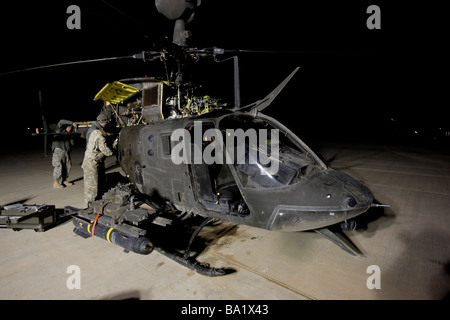 L'équipe d'entretien travaille sur l'entretien du OH-58 Kiowa avant sa prochaine mission. Banque D'Images