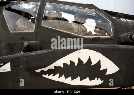 Un AH-64 Apache se prépare à décoller au Camp Speicher. Banque D'Images