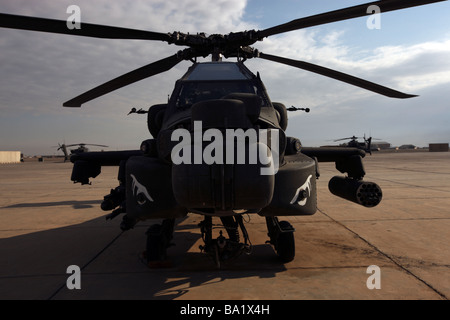 Un hélicoptère AH-64 est situé sur l'axe de vol au Camp Speicher. Banque D'Images