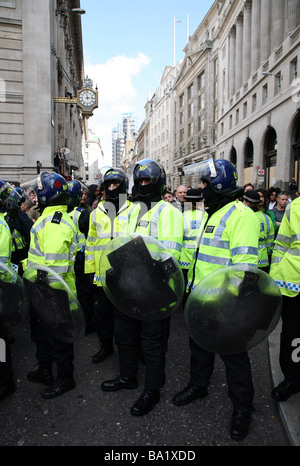 La police anti-émeute lors de manifestations du G20 à Londres Banque D'Images