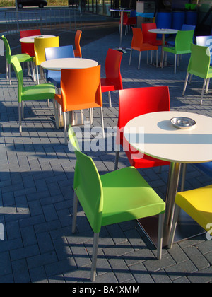 Chaises de restaurant à l'extérieur de couleur Banque D'Images