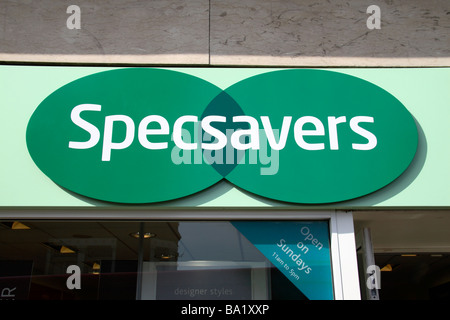 Signe au-dessus de l'entrée de l'opticiens Specsavers à Richmond, Surrey, UK. Banque D'Images