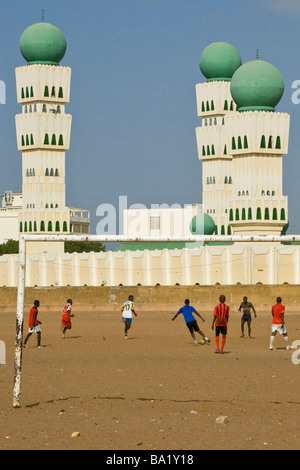 Football devant une mosquée de Dakar Sénégal Banque D'Images