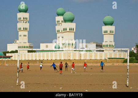 Football devant une mosquée de Dakar Sénégal Banque D'Images