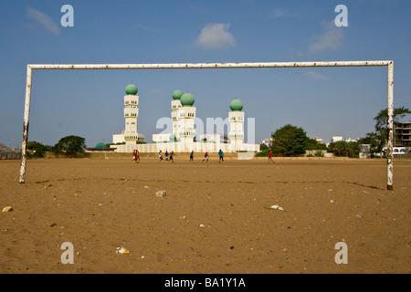 Football devant une mosquée de Dakar Sénégal Banque D'Images