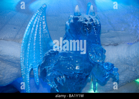 Une sculpture de glace d'un dragon à l'intérieur du complexe Ski Dubai à Dubai, UAE Banque D'Images