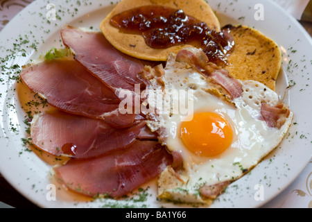 Jambon fumé Njegus au plat et petit déjeuner aux crêpes au Tsar russe Cafe à Belgrade Serbie Banque D'Images