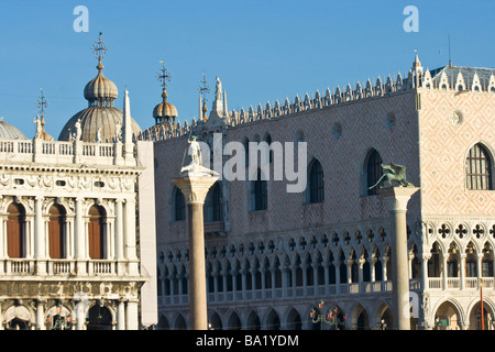 Piazza San Marco et le Palais des Doges vu depuis le Grand Canal à Venise Italie Banque D'Images