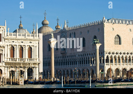 Piazza San Marco et le Palais des Doges vu depuis le Grand Canal à Venise Italie Banque D'Images