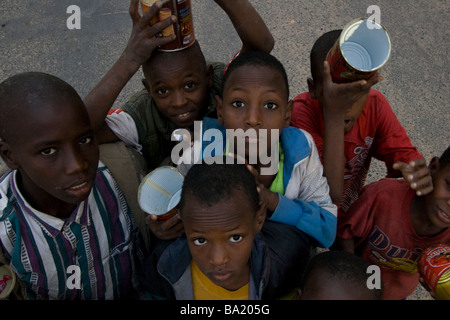 Talibés mendier à St Louis au Sénégal Afrique de l'Ouest Banque D'Images