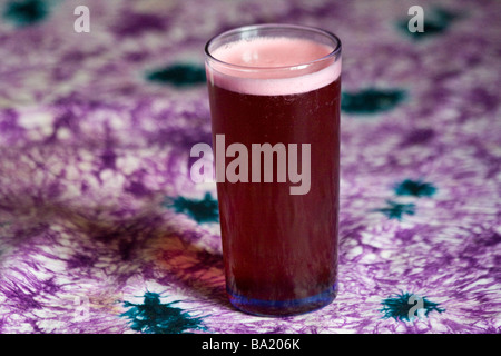 Verre de jus de bissap à St Louis au Sénégal Banque D'Images