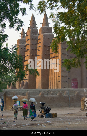 La Grande Mosquée les jours de marché à Djenné au Mali Banque D'Images