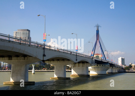 Le Thuan Phuoc enjambant la rivière Han dans la ville portuaire de Da Nang Vietnam Banque D'Images