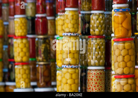 Pots de légumes marinés dans le souk de Marrakech Maroc Banque D'Images