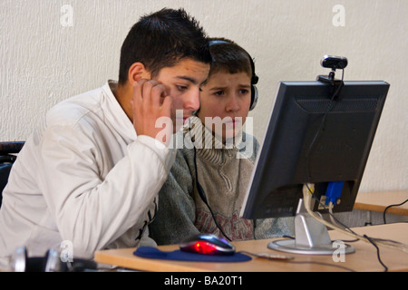 Les garçons marocains en utilisant l'Internet à Fez Maroc Banque D'Images