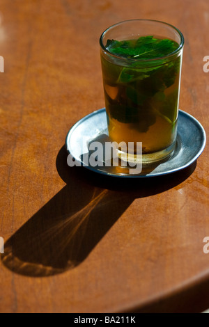 Thé à la menthe dans Moulay Idriss Maroc Banque D'Images