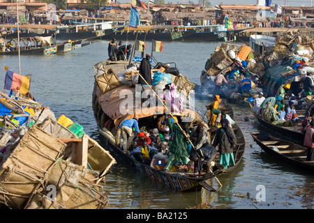 Au départ de bateaux Pinasse au port de Mopti au Mali l'Afrique de l'Ouest Banque D'Images