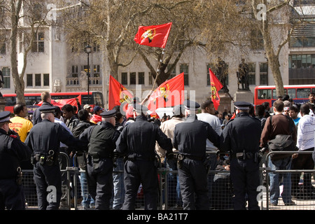 Se tenir prêt dans la police comme la place du parlement sri lankais démontrer Banque D'Images