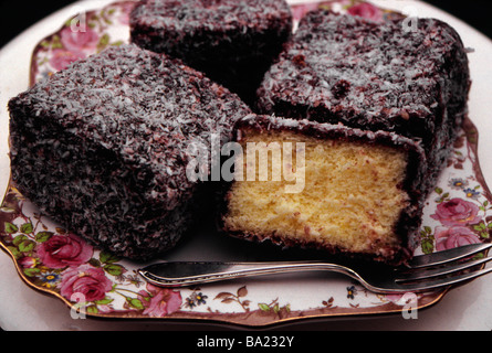 Une plaque de lamington traditionnels australiens les gâteaux au chocolat servi pour le thé l'après-midi Banque D'Images