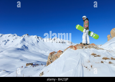 Un surfeur se dresse fièrement sur le sommet d'une montagne dans la station de ski espace killy, Tignes, France Banque D'Images