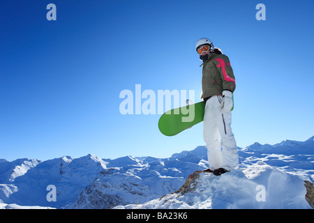 Un surfeur se dresse fièrement sur le sommet d'une montagne dans la station de ski espace killy, Tignes, France Banque D'Images