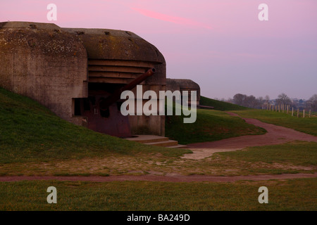 Canons en Normandie au lever du soleil les canons encore intact Pink sky Banque D'Images