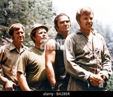 DELIVERANCE 1972 Warner film avec Jon Voight et Burt Reynolds à droite derrière lui Banque D'Images