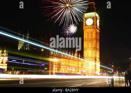 New Year's Eve Fireworks Big Ben Clock Tower de nuit au-dessus du Tower Bridge, Londres, Angleterre Banque D'Images