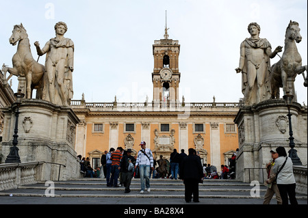 La Cordonata escalier menant à la Piazza del Campidoglio et Palazzo Senatorio sur la colline du Capitole. Banque D'Images