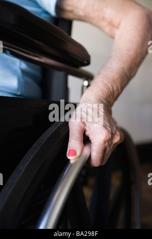 Femme en fauteuil roulant d'exploitation Banque D'Images