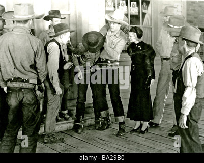 L'étoile de l'emballeur/monogramme 1934 Lone Star film avec John Wayne de stetson blanc Banque D'Images