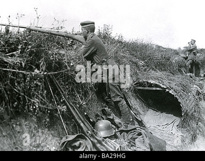 SNIPER allemand et un officier pour les cibles d'acquisition au cours de la PREMIÈRE GUERRE MONDIALE. Remarque Le couchage improvisé den à droite Banque D'Images